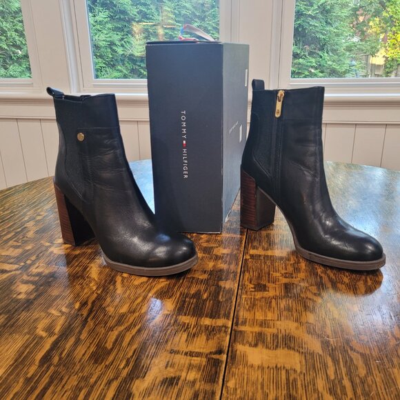 Tommy Hilfiger Britton Women’s Ankle Boots. Leather. Black. Gold tone. Size 7.5. - Picture 5 of 14